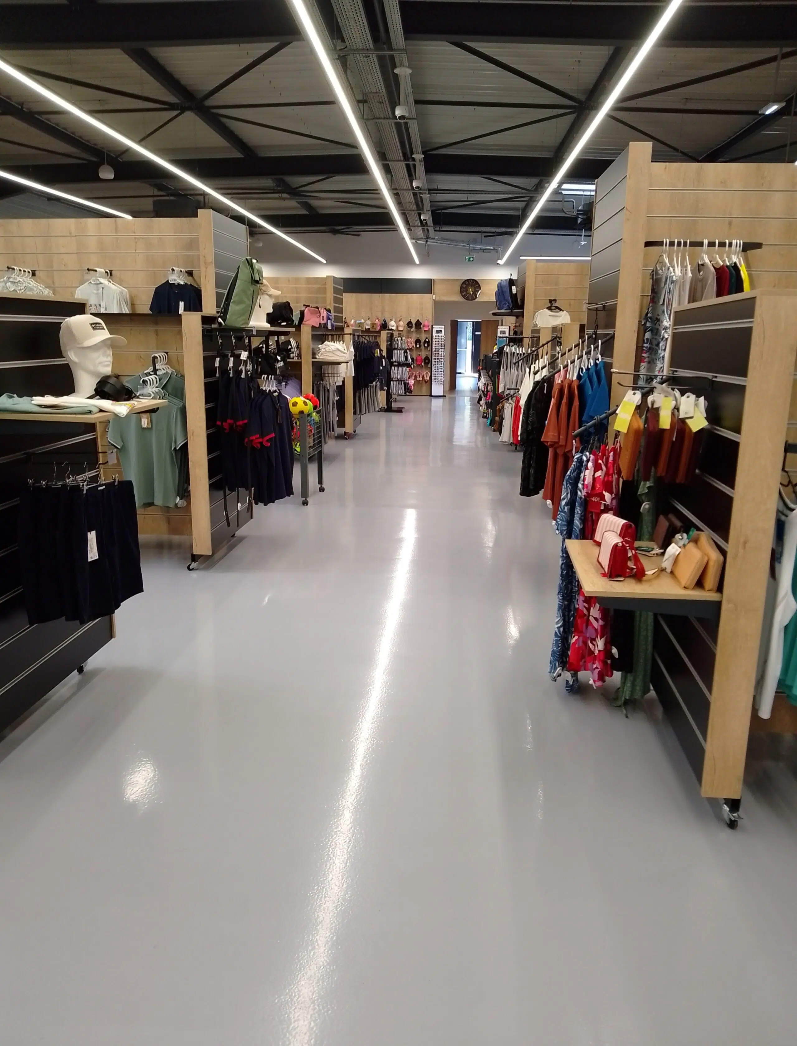 Réalisation d’un sol en résine époxy dans un magasin de vente d’articles de sport